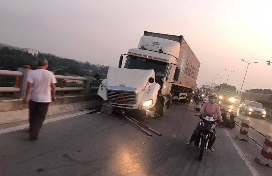 Container huc bay nguoi di xe may xuong cau Thanh Tri-Hinh-2