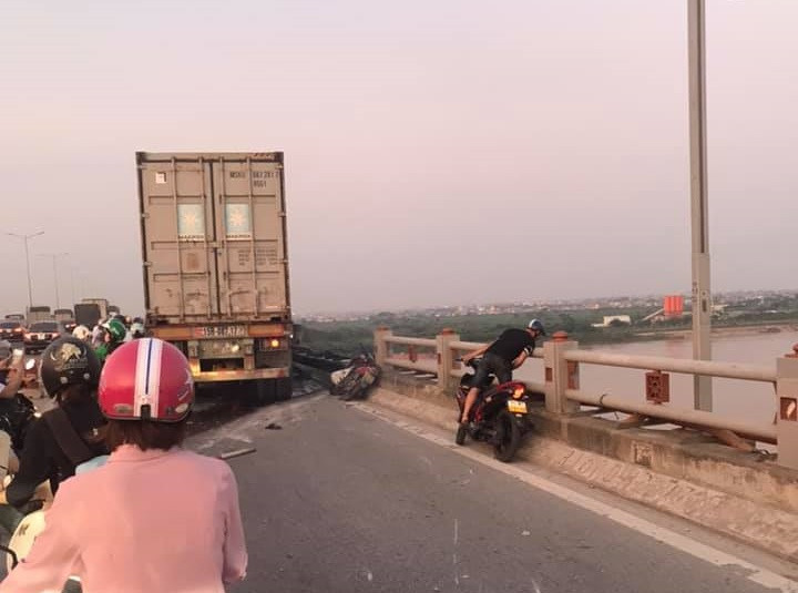 Container huc bay nguoi di xe may xuong cau Thanh Tri-Hinh-3