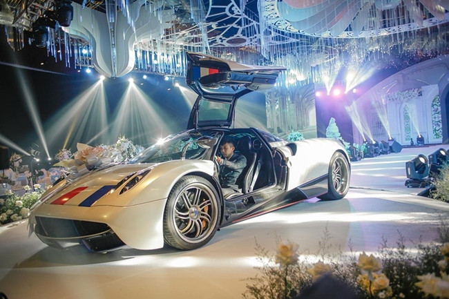 Trong đám cưới con gái đầu lòng Joyce Phạm ngày 8/9 vừa qua, vị đại gia "khét tiếng" Sài Gòn đã có màn trình diễn siêu xe Pagani Huayra trong lễ đường khiến nhiều người choáng ngợp.