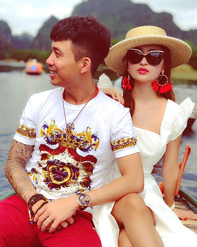 Hai vợ chồng thường dành thời gian đi Du lịch và làm từ thiện cùng nhau.