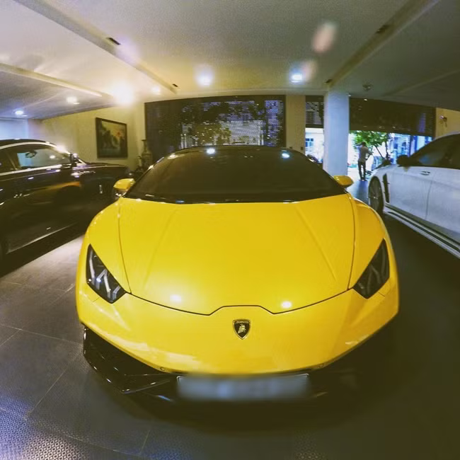 Đại gia phố Núi còn sở hữu một chiếc siêu xe Ferrari 488 GTB màu vàng.