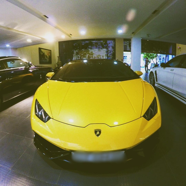 Đại gia phố Núi còn sở hữu một chiếc siêu xe Ferrari 488 GTB màu vàng.