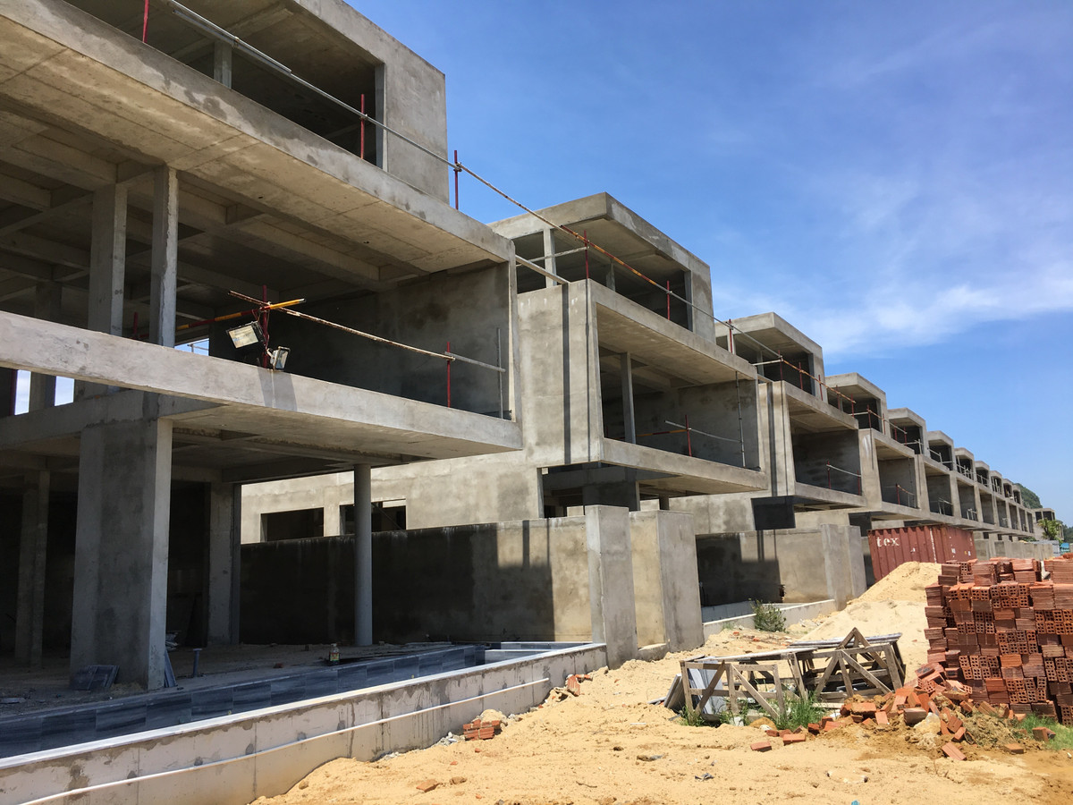 UBND TP Đà Nẵng cũng yêu cầu Công ty CP Đất Xanh Miền Trung khẩn trương hoàn tất các thủ tục pháp lý về đầu tư xây dựng nhà ở thương mại theo quy định của pháp luật. Chấp hành xử phạt vi phạm hành chính về hành vi không tổ chức lập dự án đầu tư xây dựng.