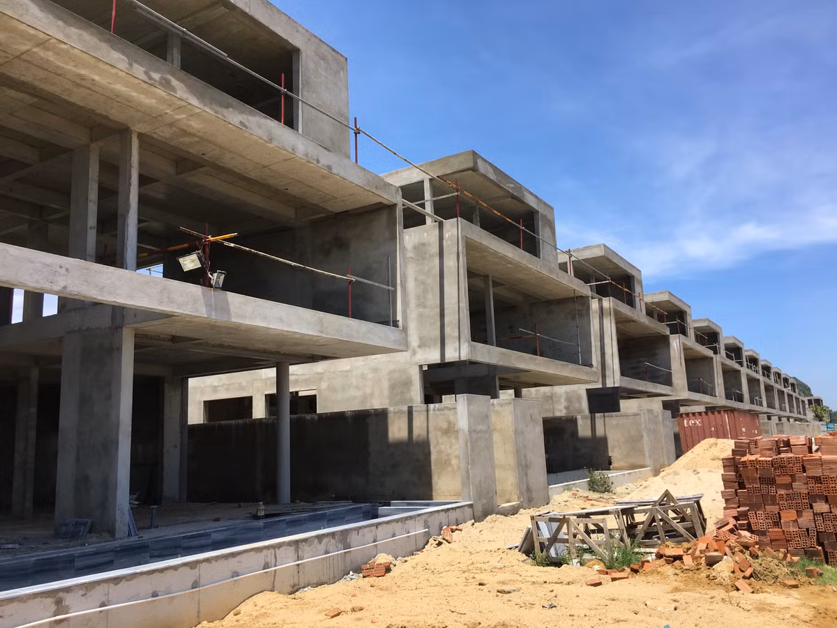 UBND TP Đà Nẵng cũng yêu cầu Công ty CP Đất Xanh Miền Trung khẩn trương hoàn tất các thủ tục pháp lý về đầu tư xây dựng nhà ở thương mại theo quy định của pháp luật. Chấp hành xử phạt vi phạm hành chính về hành vi không tổ chức lập dự án đầu tư xây dựng.