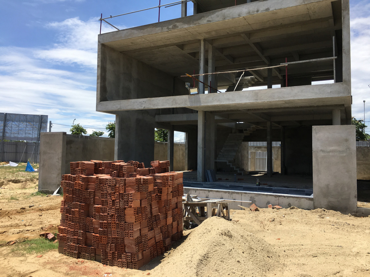 Trước đó, Sở Xây dựng Đà Nẵng đã có báo cáo gửi UBND TP liên quan đến dự án. Theo Sở Xây dựng, Công ty CP Đất Xanh Miền Trung đã nhận chuyển nhượng 36 lô đất biệt thự tại KĐT Phú Mỹ An nằm trên đường Song Hào từ 36 người dân vào khoảng 8/2017.