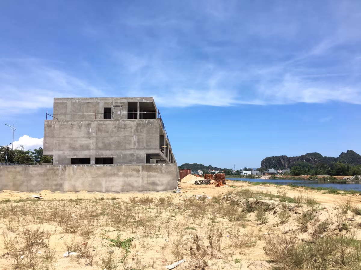 .UBND quận phải chỉ đạo Phòng Quản lý đô thị quận nghiêm túc rút kinh nghiệm, tăng cường cập nhật các quy định của pháp luật trong công tác cấp phép xây dựng. Đồng thời, chỉ đạo Đội Kiểm tra Quy tắc đô thị quận theo dõi, giám sát việc ngừng thi công đối với toàn bộ 36 công trình.