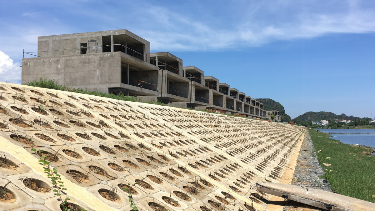 UBND quận Ngũ Hành Sơn phối hợp với chủ đầu tư dự án KĐT Phú Mỹ An là Công ty CP Đầu tư Xây dựng 579 kiểm tra rà soát việc xây dựng hệ thống kè ven sông Cổ Cò.