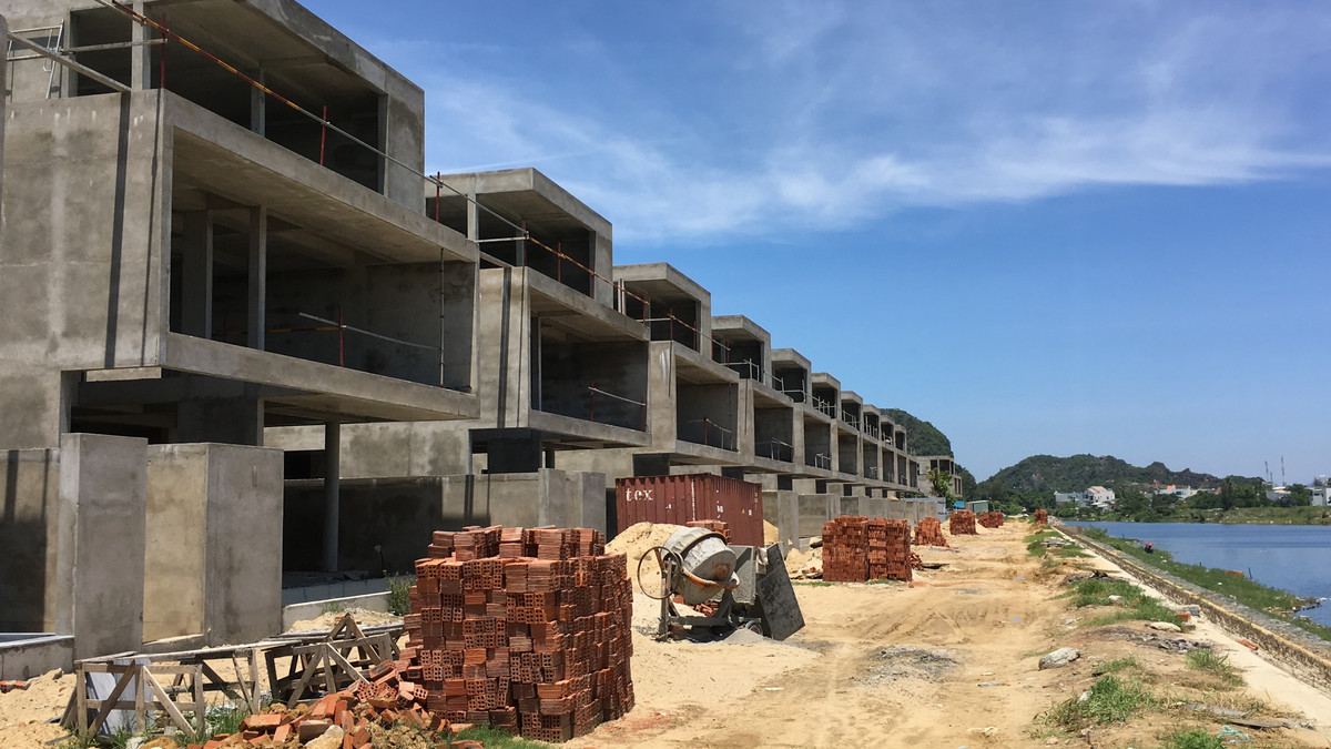 Sau đó, chủ đầu tư tổ chức triển khai đầu tư xây dựng 36 căn nhà ở biệt thự để bán, cho thuê trên cơ sở 35 giấy phép xây dựng nhà ở gia đình do UBND quận Ngũ Hành Sơn cấp và 1 giấy phép xây dựng do Sở Xây dựng cấp đối với căn biệt thự mẫu. Hiện nay, công trình đã cơ bản hoàn thiện phần thô nhà 3 tầng.