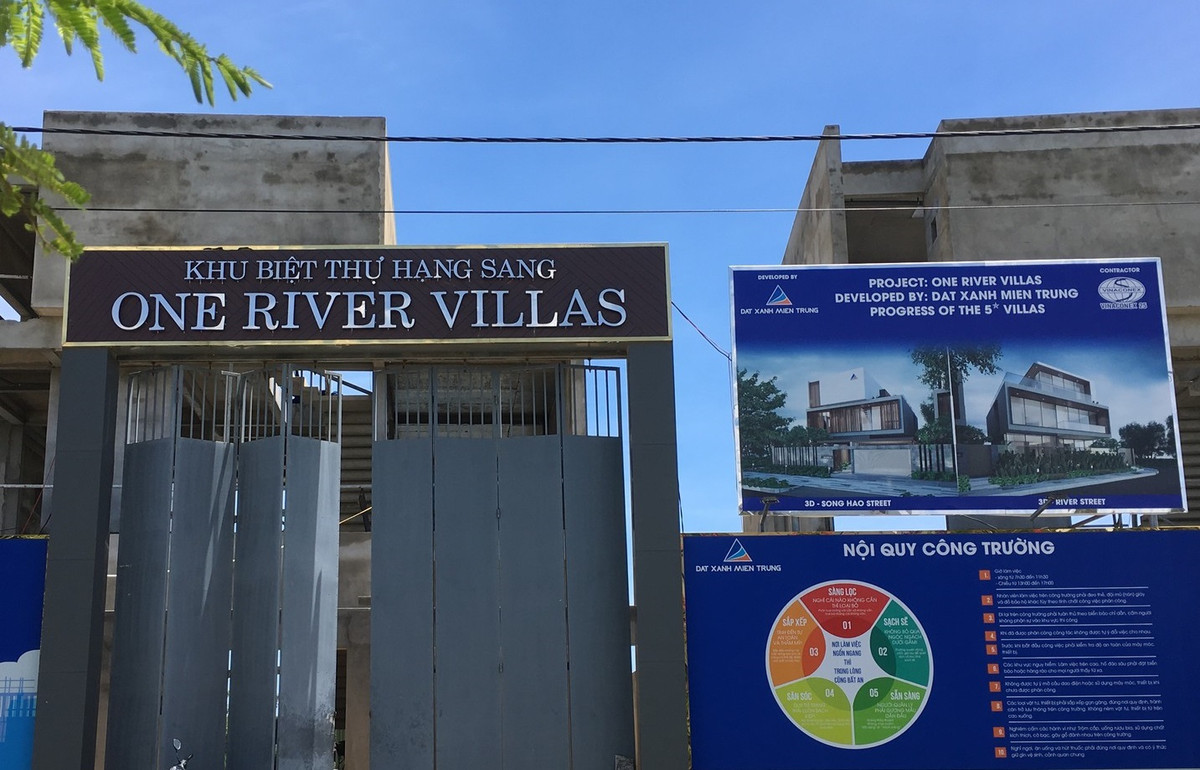 Về tính pháp lý, Sở Xây dựng cho biết chủ đầu tư xây 36 căn nhà ở gia đình có mục đích để bán, cho thuê. Xét theo quy định của Luật Nhà ở và Luật Xây dựng, việc các cơ quan có thẩm quyền tổ chức cấp 36 giấy phép xây dựng nhà ở gia đình cho Công ty CP Đất Xanh Miền Trung là không đúng quy định.