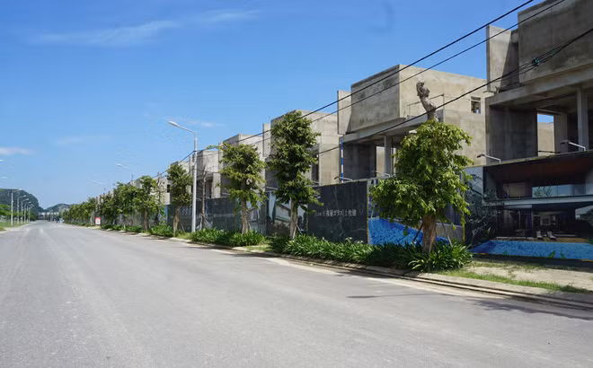 Bên cạnh đó, Sở phải nghiêm túc rút kinh nghiệm trong công tác cấp phép. Đồng thời xử phạt vi phạm hành chính đối với Công ty CP Đất Xanh Miền Trung về hành vi không tổ chức lập dự án đầu tư xây dựng đối với công trình theo quy định.