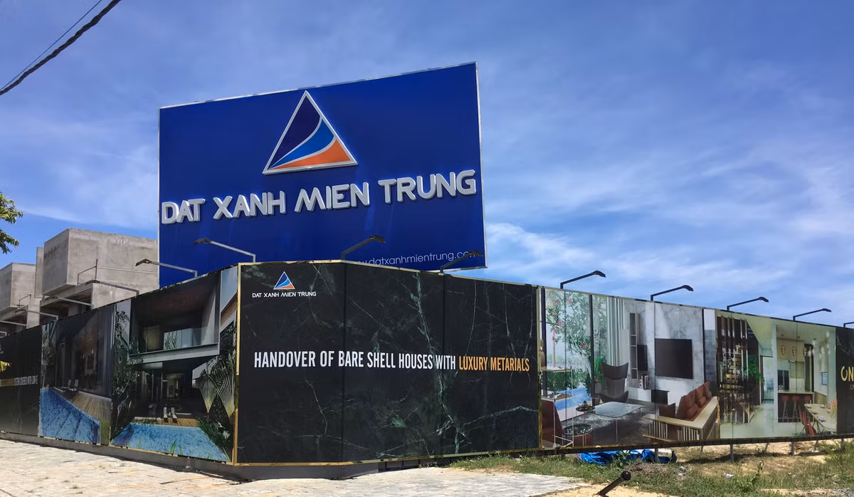 Theo đó, UBND TP giao Sở Xây dựng, yêu cầu Công ty CP Đất Xanh Miền Trung dừng thi công công trình tại khu đô thị Phú Mỹ An (phường Hòa Hải, quận Ngũ Hành Sơn). Đồng thời, thu hồi giấp phép xây dựng số 41, ngày 5/1/2018 của Sở do giấy phép được cấp không đảm bảo đúng quy định.