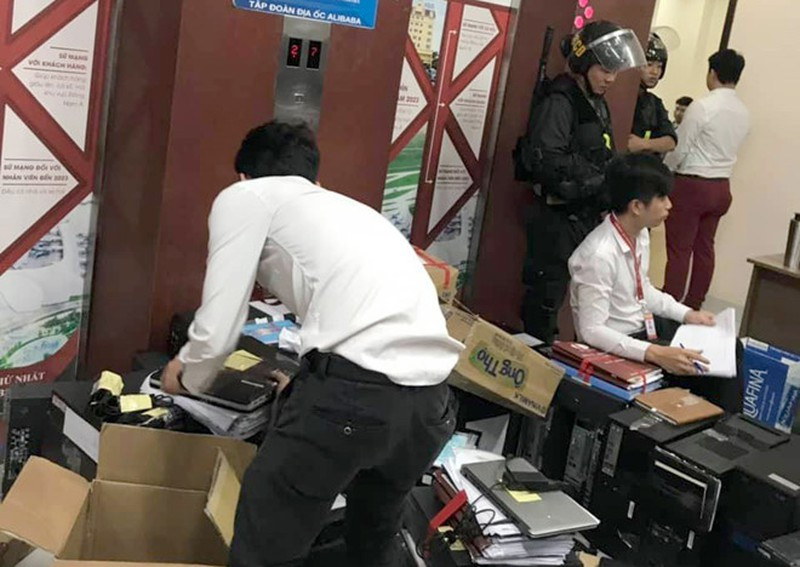 Chủ tịch Alibaba Nguyễn Thái Luyện bị bắt, nhân viên công ty vẫn livestream "trấn an" khách hàng Chu tich Alibaba Nguyen Thai Luyen bi bat, nhan vien cong ty van livestream