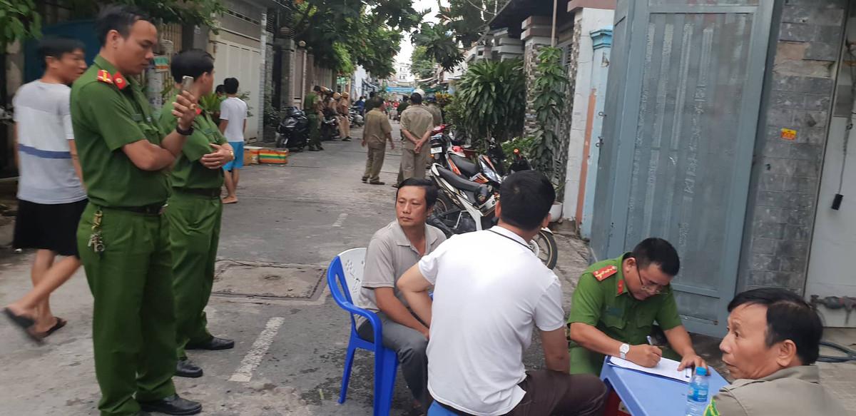 2 thanh niên bị công an tạm giữ vì mất CMND: Quận giải thích thế nào? - Hình 2 2 thanh nien bi cong an tam giu vi mat CMND: Quan giai thich the nao?-Hinh-2