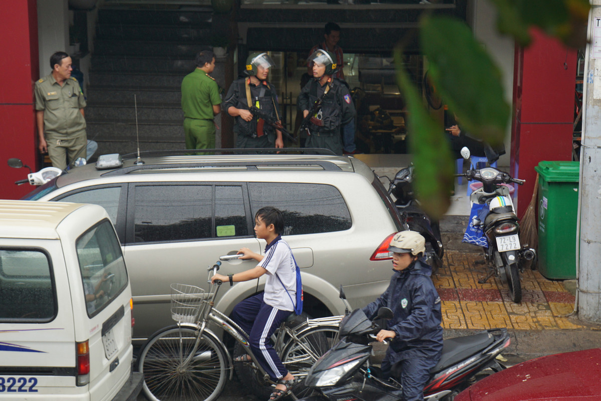 Cong an bao vay, kham xet nhieu cong ty con cua Alibaba