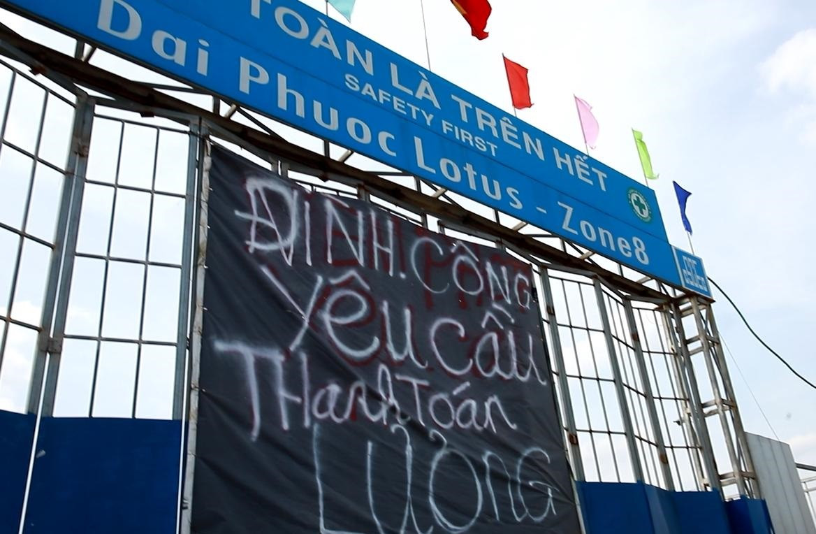 Dự án Swan Bay Đại Phước nợ lương, công nhân đình công, treo băng rôn đòi tiền - Hình 2 Du an Swan Bay Dai Phuoc no luong, cong nhan dinh cong, treo bang ron doi tien-Hinh-2
