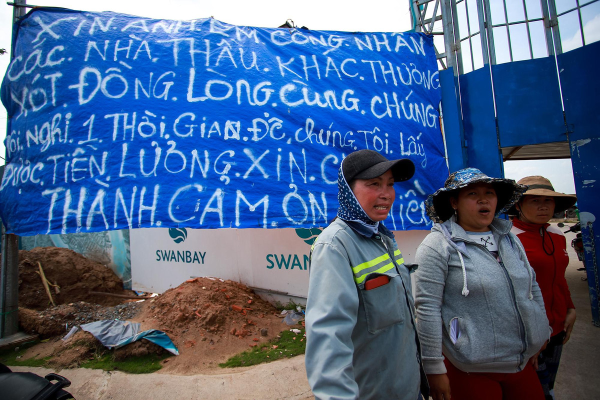 Dự án Swan Bay Đại Phước nợ lương, công nhân đình công, treo băng rôn đòi tiền Du an Swan Bay Dai Phuoc no luong, cong nhan dinh cong, treo bang ron doi tien