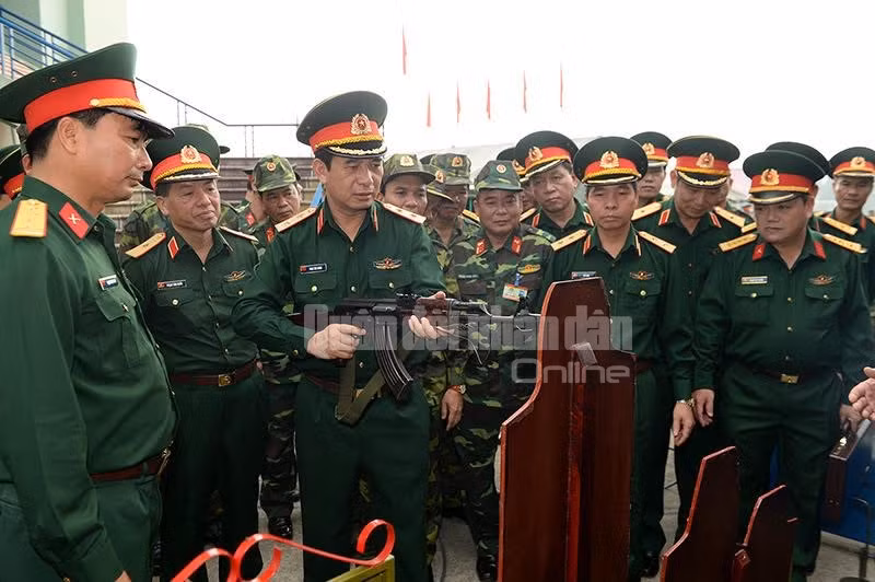 Sáng 24/10, tại Trung tâm Huấn luyện Miếu Môn, Bộ Tổng tham mưu đã tổ chức lễ khai mạc Hội thao bắn súng quân dụng quân đội, dân quân tự vệ (DQTV) và Hội thi sáng kiến cải tiến mô hình, trang thiết bị huấn luyện (MHTTBHL) toàn quân năm 2016 (gọi tắt là Hội thao, Hội thi - HTHT). Sau lễ khai mạc, đồng chí Tổng Tham mưu trưởng Phan Văn Giang và các đại biểu đã đến kiểm tra, tham quan các mô hình cải tiến kỹ thuật, trang thiết bị huấn luyện tại các đơn vị tham dự HTHT. Ảnh: Mô hình bia phục vụ bắn đạn thật của Quân khu 3.