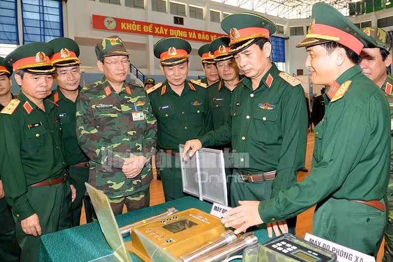 Sản phẩm máy đo phóng xạ của Binh chủng Hóa học được nghiên cứu, chế tạo thành công với giá trị chỉ bằng 1/20 so với ngoại nhập.