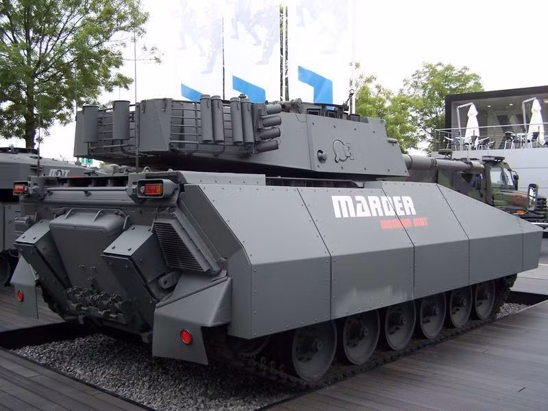 Hình ảnh cận cảnh cho thấy, dọc thân xe tăng được tăng cường module giáp (có thể là công nghệ giáp composite AMAP trên Leopard 2 Revolution). Nguồn ảnh: OTO Melara