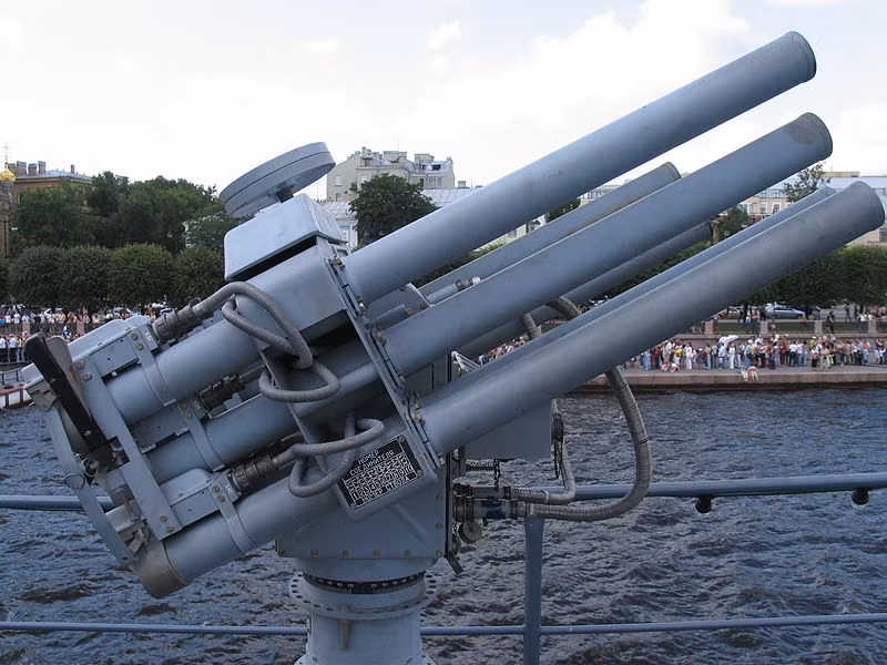 Trên tàu chiến Nga còn bố trí các súng phóng lựu đa nòng chống người nhái. Nguồn ảnh: Wiki