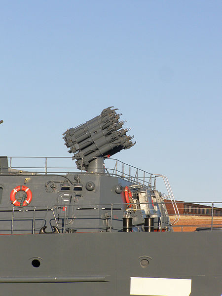 Ngoài ra, tàu còn có một bệ phóng bom phản lực chống tàu ngầm RBU-6000 có tầm bắn đến 6km có thể chống tàu ngầm, đánh chặn thủy lôi, tiêu diệt người nhái phá hoại. Nguồn ảnh: Wiki