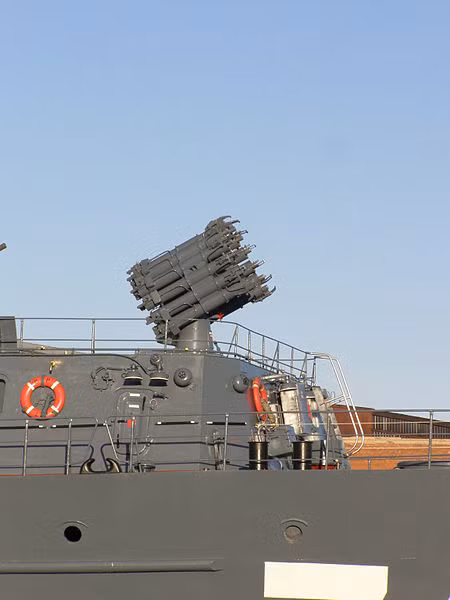 Ngoài ra, tàu còn có một bệ phóng bom phản lực chống tàu ngầm RBU-6000 có tầm bắn đến 6km có thể chống tàu ngầm, đánh chặn thủy lôi, tiêu diệt người nhái phá hoại. Nguồn ảnh: Wiki