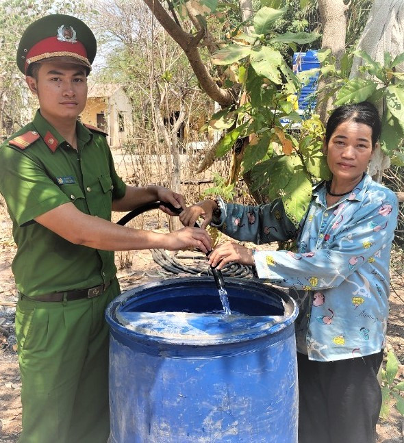 Bo doi, Cong an mang nuoc sach tan nha ung cuu huyen vung bien-Hinh-3