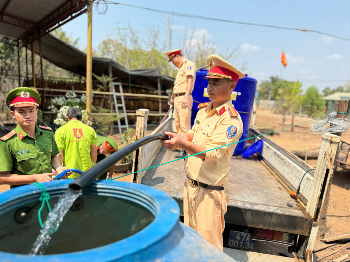 Bo doi, Cong an mang nuoc sach tan nha ung cuu huyen vung bien