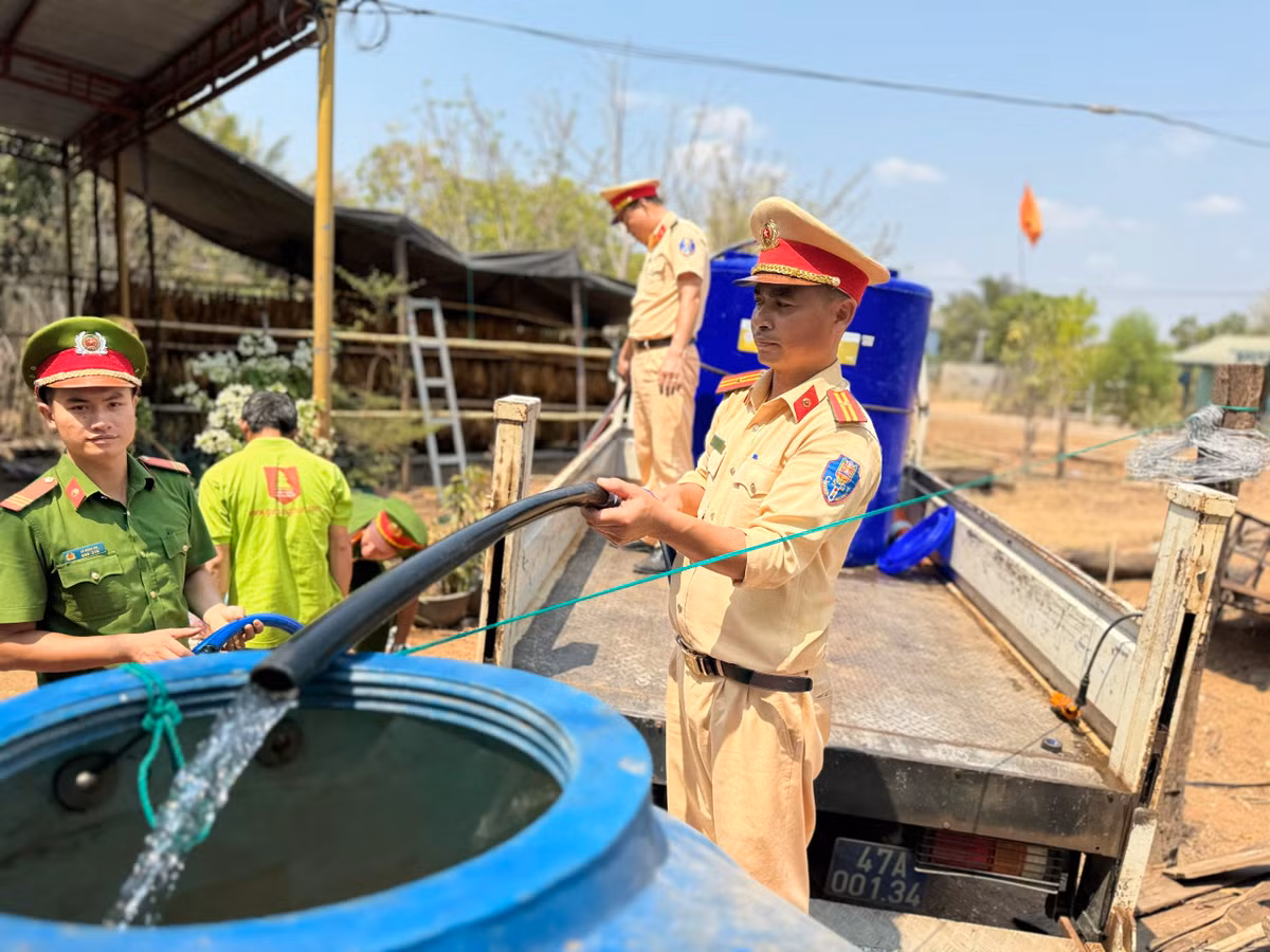 Bo doi, Cong an mang nuoc sach tan nha ung cuu huyen vung bien