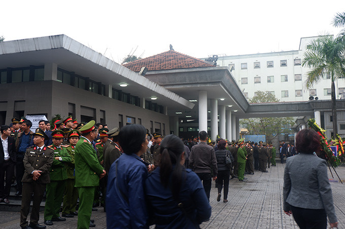 Ngoài ra, cơ quan CSĐT khởi tố và ra lệnh tạm giam đối với 2 đối tượng gồm: Lê Đình Hiển, Bùi Viết Tiến về tội "Chống người thi hành công vụ".