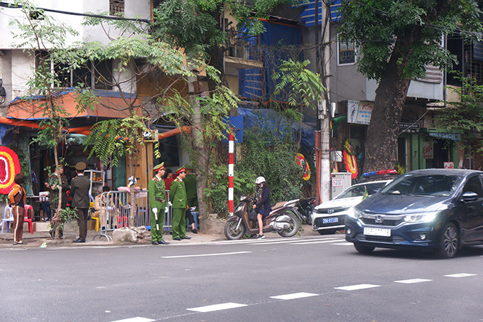 Phía bên ngoài cổng cũng được lực lượng chức năng thắt chặt, phân luồng giao thông.