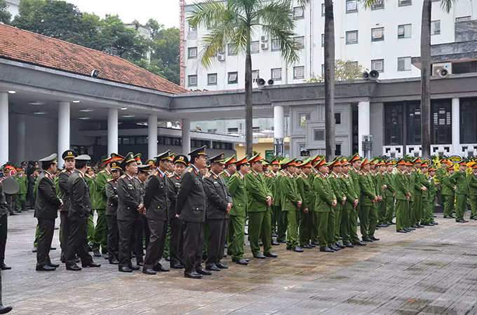 Đại úy Phạm Công Huy (SN 1993), cán bộ Đội chữa cháy và cứu nạn, cứu hộ số 3, Phòng Cảnh sát phòng cháy, chữa cháy và cứu nạn, cứu hộ, Công an TP Hà Nội; Thượng úy Dương Đức Hoàng Quân (SN 1992), Tiểu đội trưởng, Trung đoàn Cảnh sát cơ động Thủ Đô, Bộ Tư lệnh Cảnh sát cơ động. 