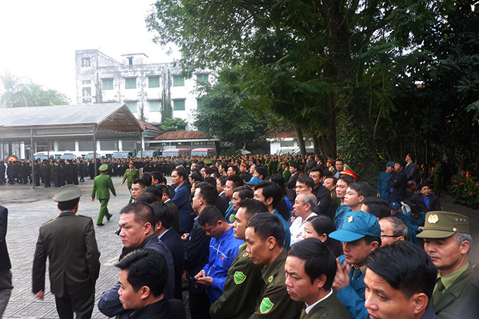 Bên cạnh đó, Cơ quan CSĐT cũng đang tạm giữ hình sự đối với 4 đối tượng: Nguyễn Thị Dung về hành vi Chống người thi hành công vụ; Nguyễn Xuân Điều, Trần Thị Phượng, Đào Thị Kim về hành vi "Giết người".