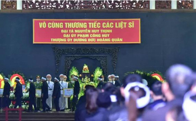 Theo đó, căn cứ tài liệu, chứng cứ và lời khai của các đối tượng đã bị bắt giữ, Cơ quan CSĐT Công an TP Hà Nội đã ra quyết định khởi tố và ra lệnh tạm giam đối với 19 đối tượng về tội "Giết người".