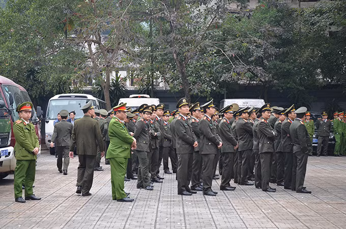 Đại úy Phạm Công Huy (SN 1993), cán bộ Đội chữa cháy và cứu nạn, cứu hộ số 3, Phòng Cảnh sát phòng cháy, chữa cháy và cứu nạn, cứu hộ, Công an TP Hà Nội; Thượng úy Dương Đức Hoàng Quân (SN 1992), Tiểu đội trưởng, Trung đoàn Cảnh sát cơ động Thủ Đô, Bộ Tư lệnh Cảnh sát cơ động.