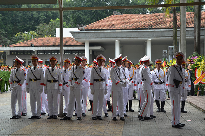 Trước đó, Bộ Công an ra thông báo cho biết ngày 9/1, trong quá trình thực hiện nhiệm vụ đảm bảo an ninh, trật tự xây dựng tường rào bảo vệ Sân bay Miếu Môn tại địa bàn xã Đồng Tâm (huyện Mỹ Đức, TP Hà Nội), một số đối tượng chống đối đã sử dụng lựu đạn, bom xăng, tuýp sắt gắn dao nhọn… tấn công lực lượng thi hành nhiệm vụ.