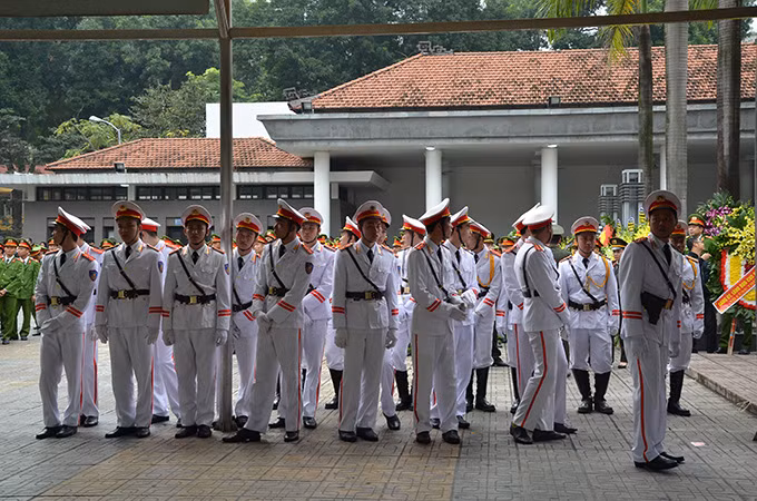 Trước đó, Bộ Công an ra thông báo cho biết ngày 9/1, trong quá trình thực hiện nhiệm vụ đảm bảo an ninh, trật tự xây dựng tường rào bảo vệ Sân bay Miếu Môn tại địa bàn xã Đồng Tâm (huyện Mỹ Đức, TP Hà Nội), một số đối tượng chống đối đã sử dụng lựu đạn, bom xăng, tuýp sắt gắn dao nhọn… tấn công lực lượng thi hành nhiệm vụ.