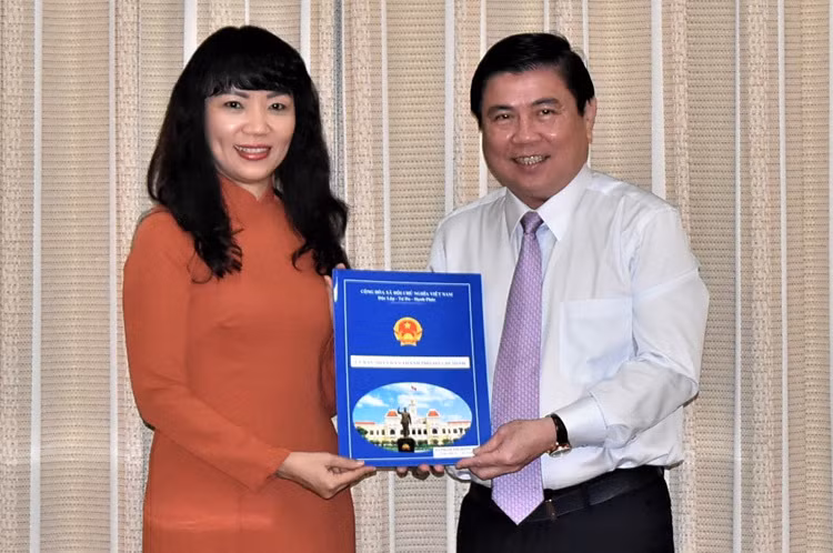 Chan dung ba Pham Thi Hong Ha vua bo nhiem Giam doc So Tai chinh TP HCM