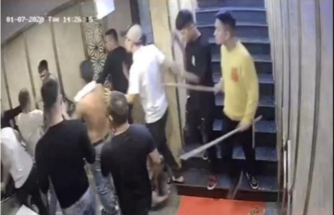 Nhom con do hanh hung khien 2 nhan vien quan hat chan thuong so nao