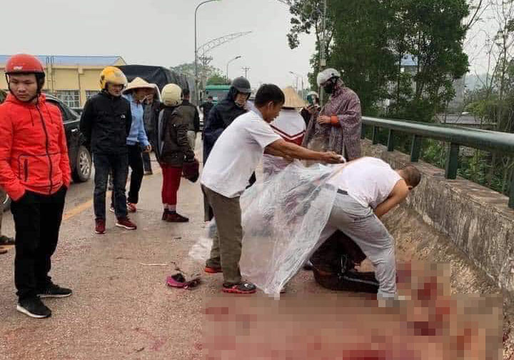 Chau be khoc thet nhin me bi chem guc tren cau