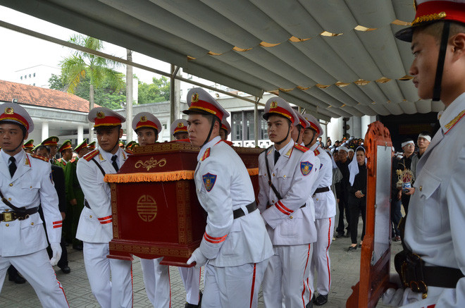 3 chiến sĩ này gồm Đại tá Nguyễn Huy Thịnh (SN 1972), Phó Trung đoàn trưởng Trung đoàn Cảnh sát cơ động Thủ Đô, Bộ Tư lệnh Cảnh sát cơ động; Đại úy Phạm Công Huy (SN 1993), cán bộ Đội chữa cháy và cứu nạn, cứu hộ số 3, Phòng Cảnh sát phòng cháy, chữa cháy và cứu nạn, cứu hộ, Công an TP Hà Nội; Thượng úy Dương Đức Hoàng Quân (SN 1992), Tiểu đội trưởng, Trung đoàn Cảnh sát cơ động Thủ Đô, Bộ Tư lệnh Cảnh sát cơ động.
