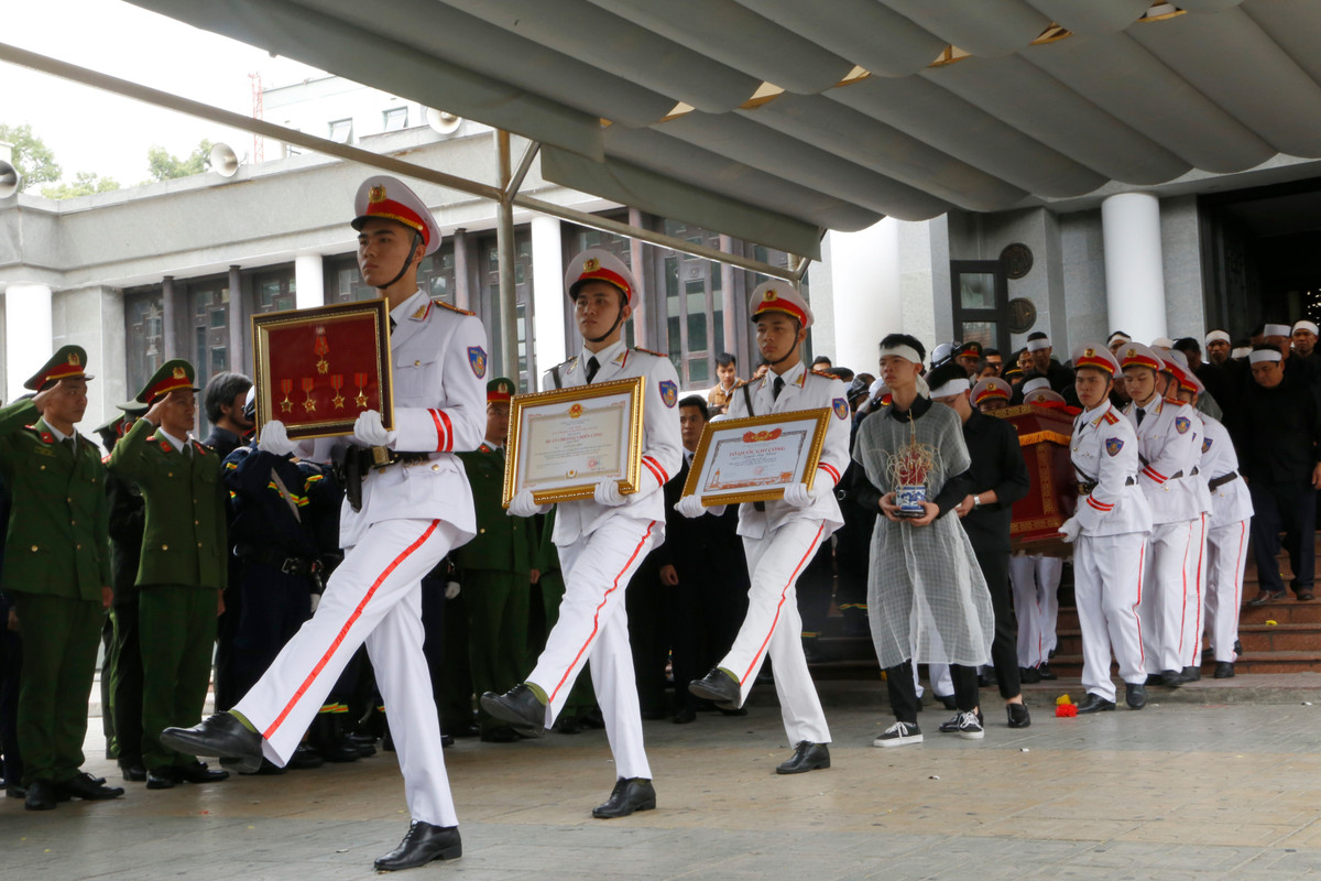 Quá trình truy bắt, khống chế, bắt giữ nhóm đối tượng chống đối đặc biệt nguy hiểm nêu trên, 3 cán bộ, chiến sĩ Công an đã anh dũng hy sinh...