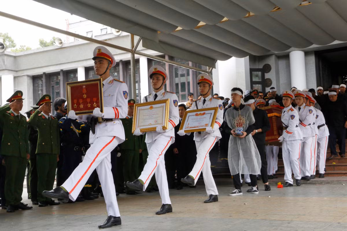 Quá trình truy bắt, khống chế, bắt giữ nhóm đối tượng chống đối đặc biệt nguy hiểm nêu trên, 3 cán bộ, chiến sĩ Công an đã anh dũng hy sinh...