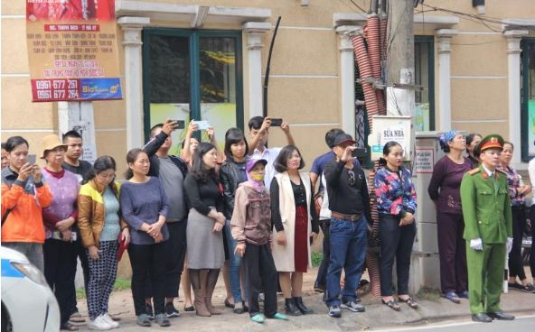 Bên ngoài Nhà tang lễ quốc gia số 5 Trần Thánh Tông rất đông người dân có mặt tiễn đưa các liệt sĩ.