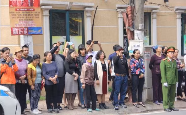 Bên ngoài Nhà tang lễ quốc gia số 5 Trần Thánh Tông rất đông người dân có mặt tiễn đưa các liệt sĩ.