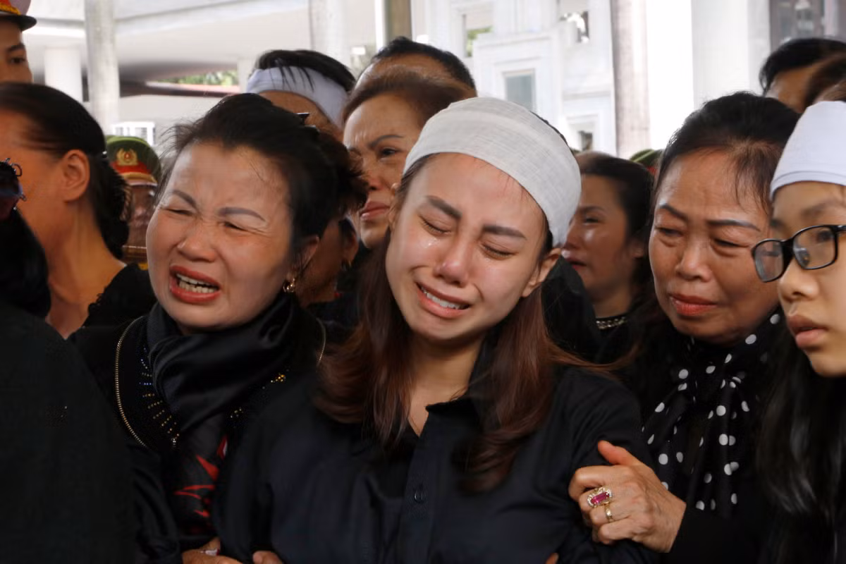 Vợ liệt sĩ Phạm Công Huy khóc nghẹn bên lĩnh cữu chồng.