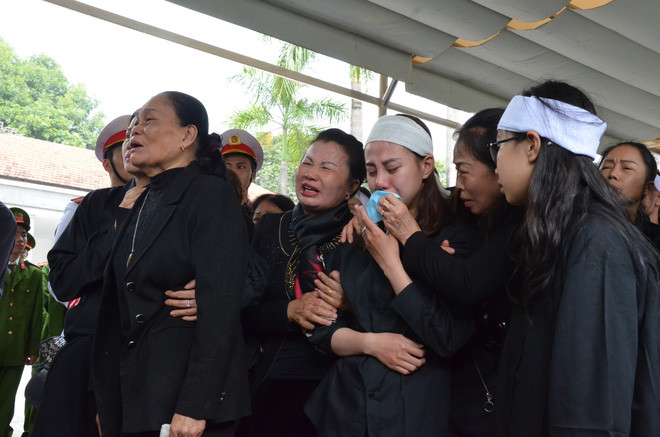 Theo thông báo của Bộ Công an ngày 9/1, trong quá trình thực hiện nhiệm vụ đảm bảo an ninh, trật tự xây dựng tường rào bảo vệ Sân bay Miếu Môn tại xã Đồng Tâm, huyện Mỹ Đức, thành phố Hà Nội, một số đối tượng chống đối đã sử dụng lựu đạn, bom xăng, tuýp sắt gắn dao nhọn… tấn công lực lượng thi hành nhiệm vụ.