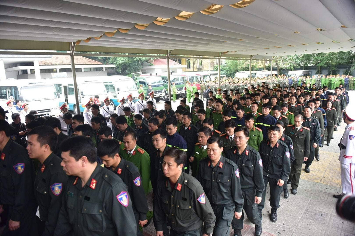 Tấm gương sáng về tinh thần “Vì nước quên thân, vì dân phục vụ”. Trong niềm xúc động khôn nguôi, thay mặt Đảng uỷ Công an Trung ương, Bộ Công an, Đại tướng Tô Lâm, Uỷ viên Bộ Chính trị, Bí thư Đảng uỷ Công an Trung ương, Bộ trưởng Bộ Công an đã ghi vào sổ tang: