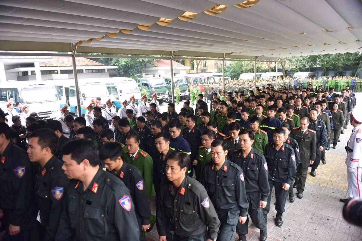 Tấm gương sáng về tinh thần “Vì nước quên thân, vì dân phục vụ”. Trong niềm xúc động khôn nguôi, thay mặt Đảng uỷ Công an Trung ương, Bộ Công an, Đại tướng Tô Lâm, Uỷ viên Bộ Chính trị, Bí thư Đảng uỷ Công an Trung ương, Bộ trưởng Bộ Công an đã ghi vào sổ tang: