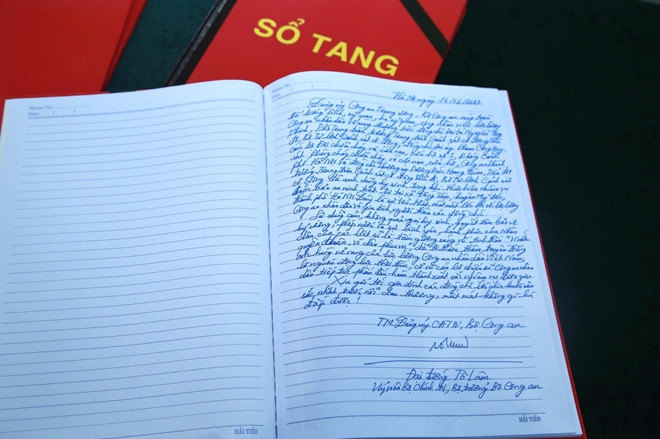 Đây là sự tổn thất, mất mát lớn đối với lực lượng Công an nhân dân và gia đình, người thân các đồng chí. Sự dũng cảm, không quản ngại hy sinh, quyết tâm bảo vệ kỷ cương, phép nước và sự bình yên, hạnh phúc của nhân dân của các liệt sỹ là tấm gương sáng về tinh thần “Vì nước quên thân, vì dân phục vụ” để tô thắm thêm truyền thống anh hùng vẻ vang của lực lượng Công an nhân dân Việt Nam, là nguồn động lực thôi thúc, cổ vũ cán bộ chiến sỹ Công an nhân dân tiếp tục phấn đấu, hoàn thành xuất sắc nhiệm vụ được giao. Xin gửi tới gia đình các đồng chí lời chia buồn sâu sắc nhất trước nỗi đau thương, mất mát không gì bù đắp được!”. Ảnh: CAND.